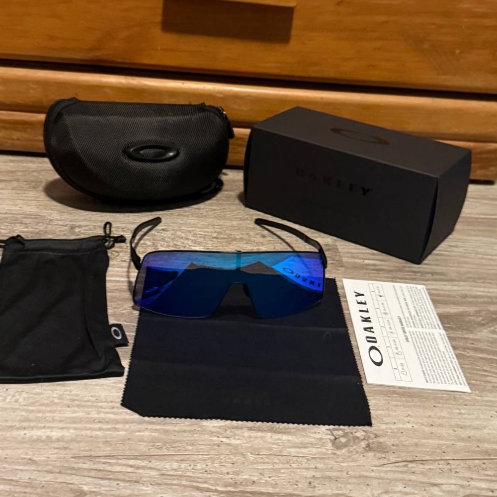 Oakley sutru titanium